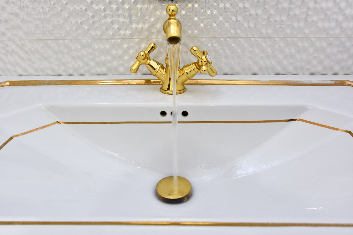 Does Gold Rust in Water? Its Secrets to Durability